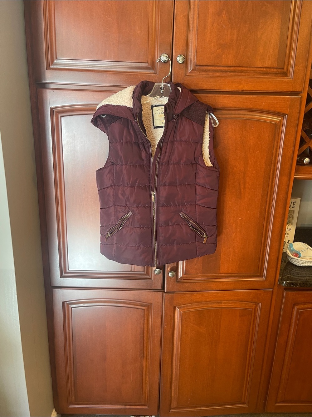 Ci Sono Quilted Sleeveless Hooded Vest in Burgundy with Sherpa Lining